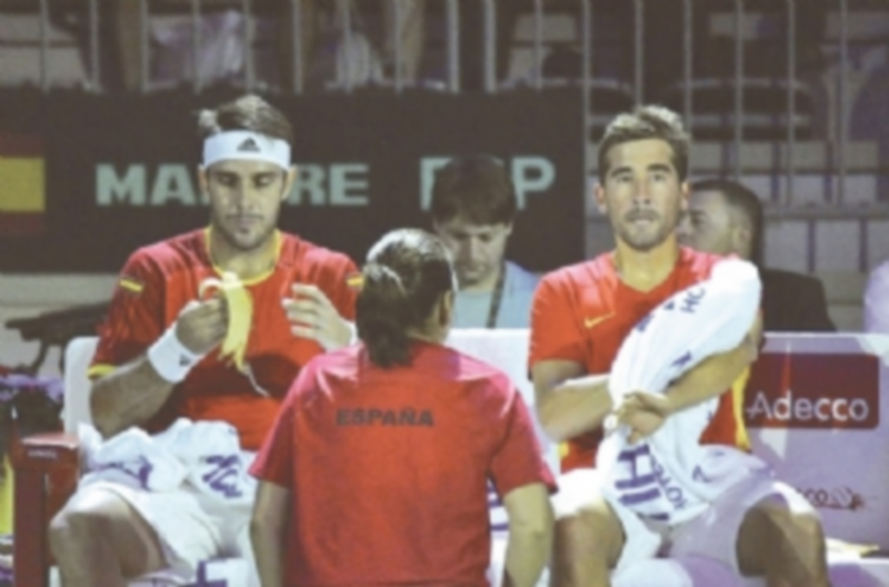 David Marrero (izq) y Marc López se vieron superados por la ansiedad de rematar la eliminatoria y cayeron derrotados. / EFE