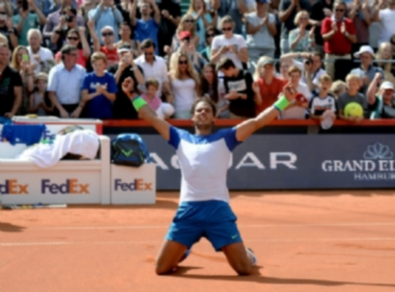 Rafa Nadal celebra sobre la pista central del torneo de Hamburgo su victoria en la final ante el italiano Fabio Fognini. / EFE