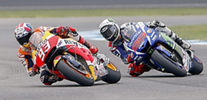 Marc Márquez (izq) y Jorge Lorenzo protagonizaron una interesante lucha por la victoria en Indianápolis que se decantó del lado del piloto de Repsol Honda. / EFE