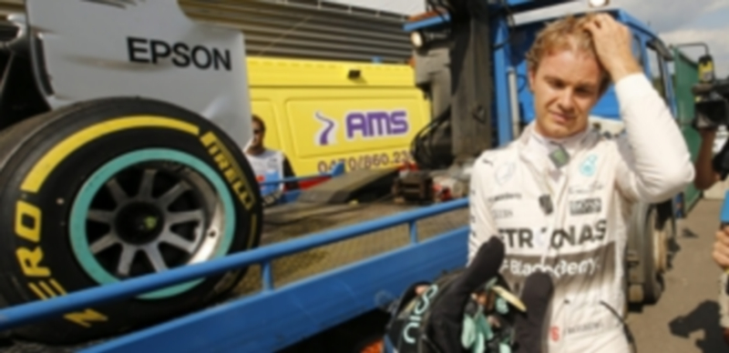 Nico Rosberg sufrió un pinchazo en el neumático trasero que le hizo estrellarse contra las protecciones del circuito. / EFE