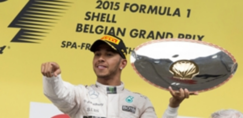 Lewis Hamilton celebra su victoria en el podio de Spa tras comandar la carrera desde la parrilla de salida y mantener las diferencias con sus perseguidores. / EFE