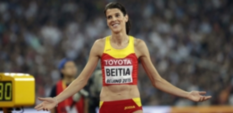 Ruth Beitia se lamenta tras quedar fuera de la lucha por las medallas durante la final de salto de altura del Mundial. / EFE