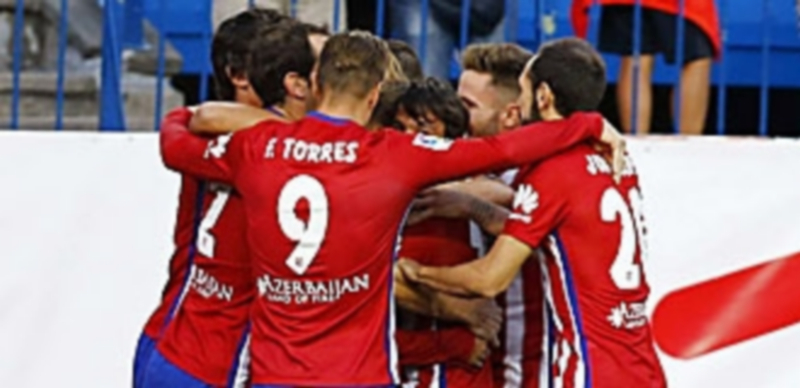 El Atlético quiere encarrillar el pase a octavos ante el peligroso Benfica 1 Los jugadores del Atlético celebran uno de los últimos goles en el Calderón. / EFE