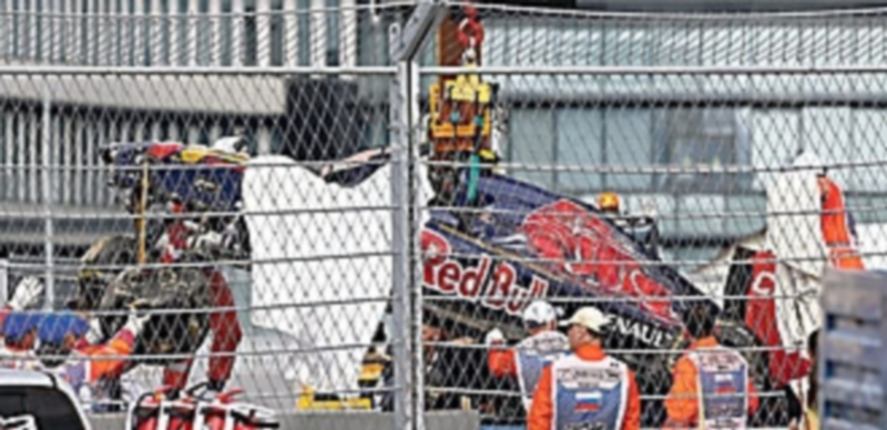 El Toro Rosso del español se estrelló en la Q3 contra las barreras de la curva 12