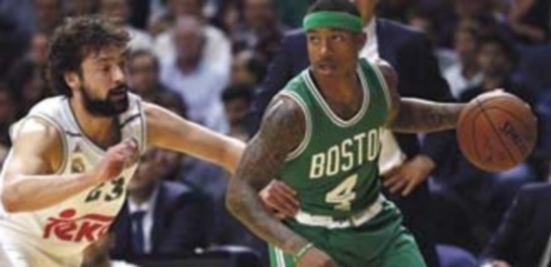 Sergio Llull (izq) defiende a Isaiah Thomas durante el encuentro que disputó el Real Madrid frente a los Boston Celtics. / EFE