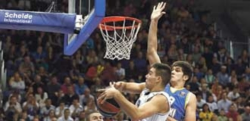 El madridista Willy Hernangómez intenta anotar ante Marko Todorovic. / EFE