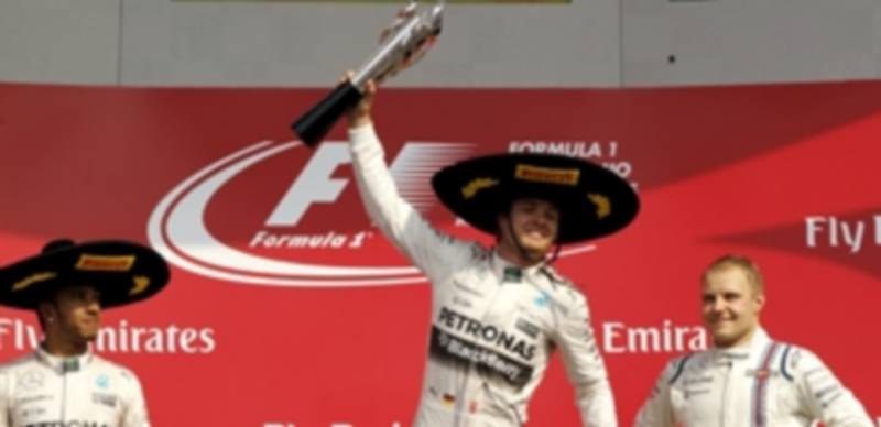 Nico Rosberg levanta el trofeo de ganador en el circuito mexicano