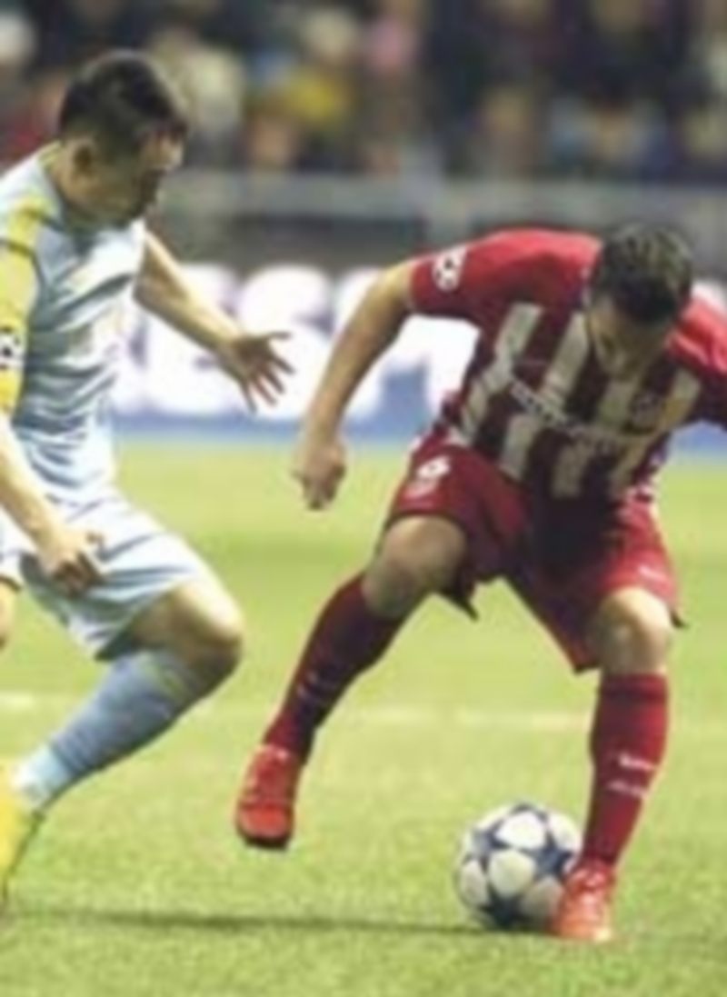 Koke (dcha) intenta controlar el balón ante la presencia de Serikzhan Muzhikov