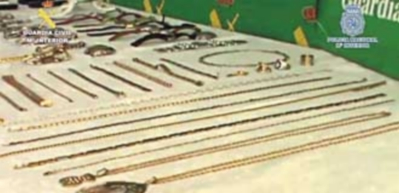 Detienen a tres personas por 49 robos con violencia a ancianos 1 Parte de los objetos incautados por los agentes de la Guardia Civil y la Policía Nacional tras la detención de los delincuentes. / E. P.