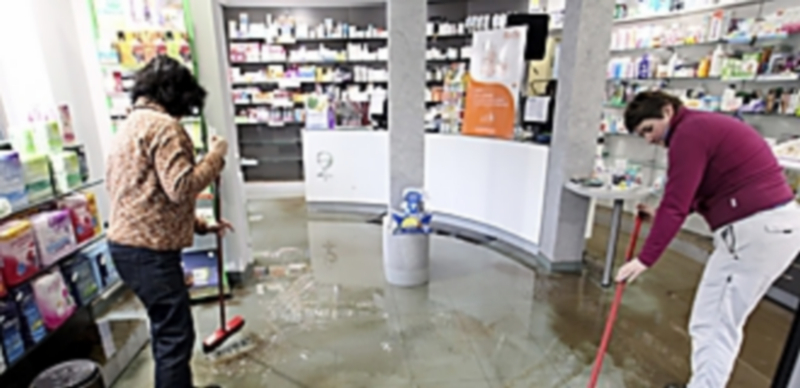 Varios barrios de San Sebastián se vieron anegados por la lluvia que puso en alerta el norte de España. / Efe