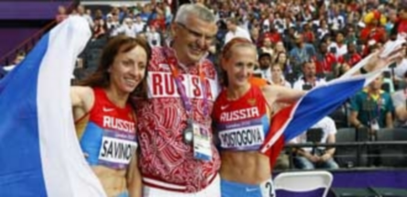 Las atletas rusas Mariya Savinova (izq) y Ekaterina Poistogova durante las últimas Olimpiadas de Londres en 2012. / EFE