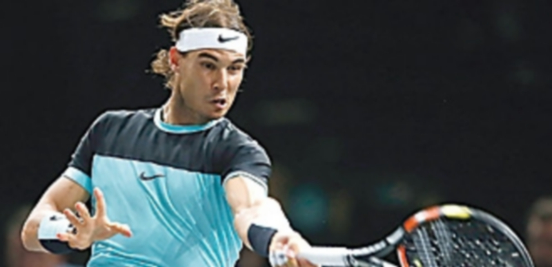 Rafa Nadal devuelve una bola durante su último partido en los cuartos de final del Masters 1.000 de París