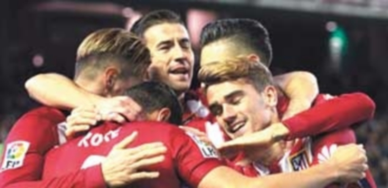 Los jugadores del Atlético abrazan a Koke tras el gol de la victoria rojiblanca frente al Betis en el Benito Villamarín. / EFE