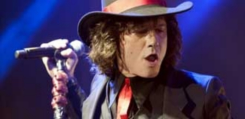 El artista Enrique Bunbury durante una de sus actuaciones musicales. / EFE