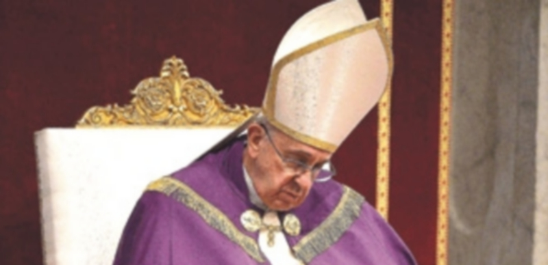 El Papa durante la celebración de la penitencia en la Basílica de San Pedro. / EFE