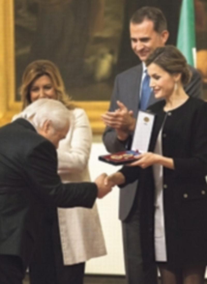 Creatividad contra la intolerancia 1 La reina Letizia entrega su galardón al guitarrista Manolo Sanlúcar en presencia del rey Felipe VI y de Susana Díaz. / EFE