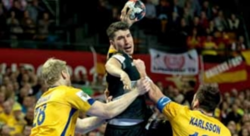 Alex Dujshebaev busca la portería ante Philip Stenmalm (i) y Tobias Karlsson. / EFE