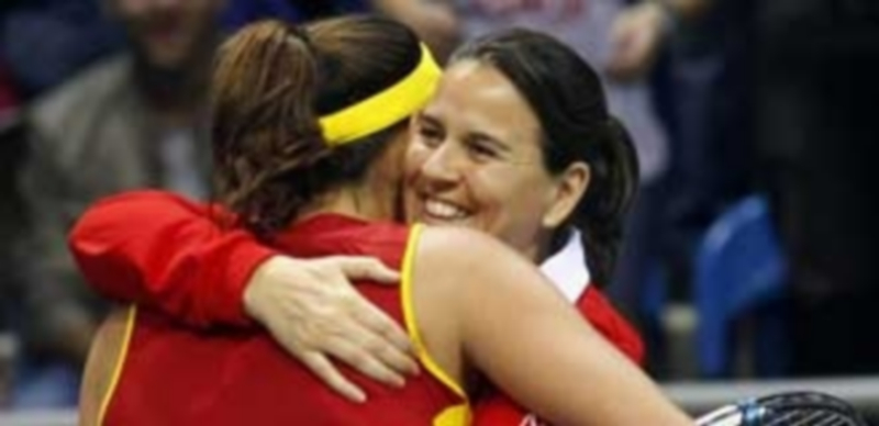 Conchita Martínez abraza a Garbiñe Muguruza tras lograr el tercer punto. / EFE