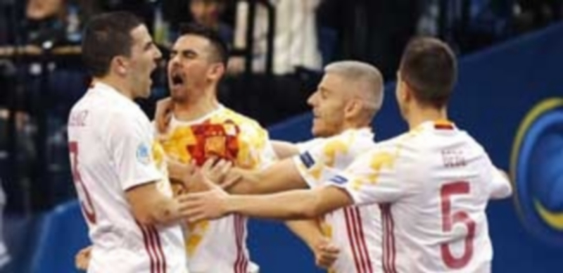 La Selección Española celebra uno de los goles de Álex ayer frente a Portugal. / EFE