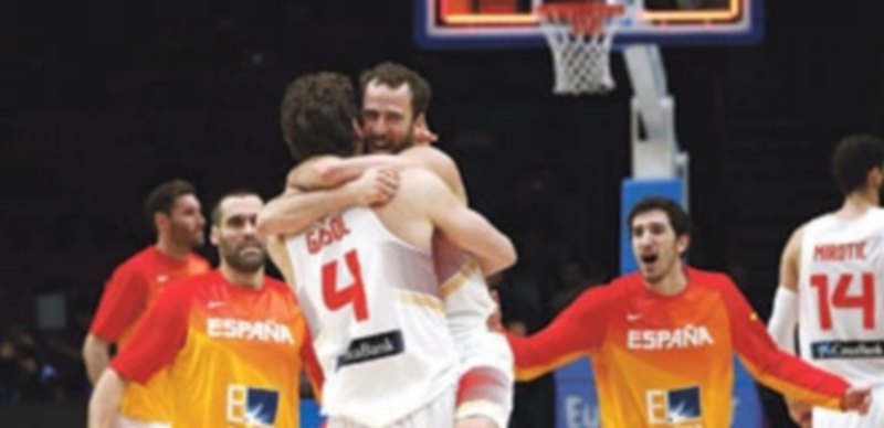 Sergio Rodríguez abraza a Pau Gasol