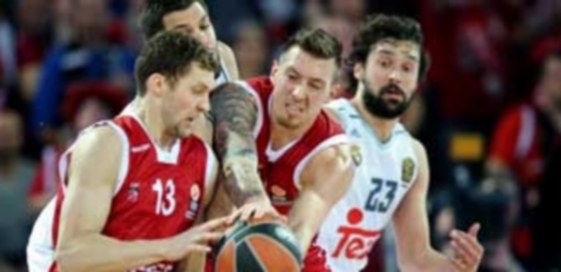 Reyes y Llull (d) disputan el balón con Strelnieks y Theis durante el último partido del Real Madrid ante el Brose Baskets. / EFE