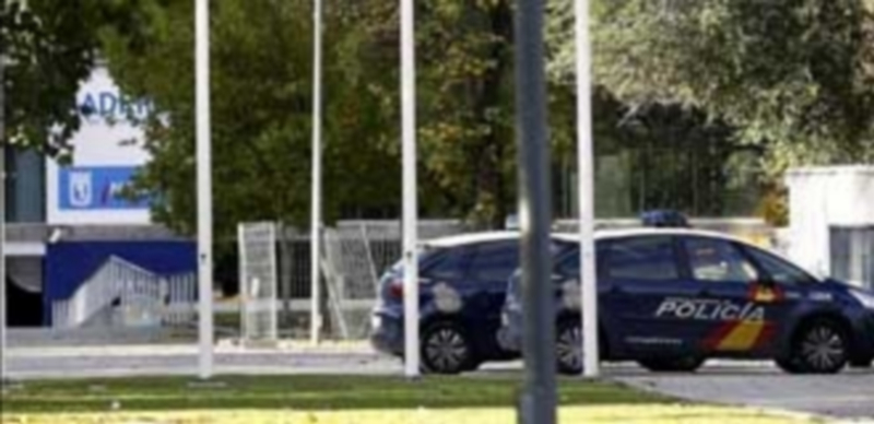 Coches de la Policía Nacional en las inmediaciones del Madrid Arena. / Efe