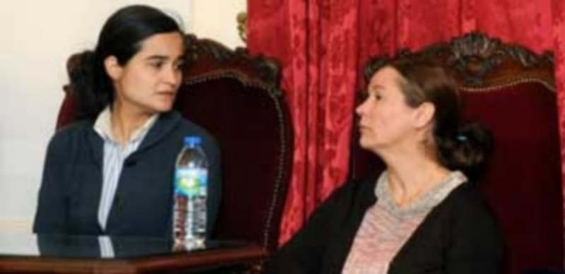 Triana Martínez y su madre Montserrat González durante una de las jornadas del juicio en la Audiencia de León. / Efe