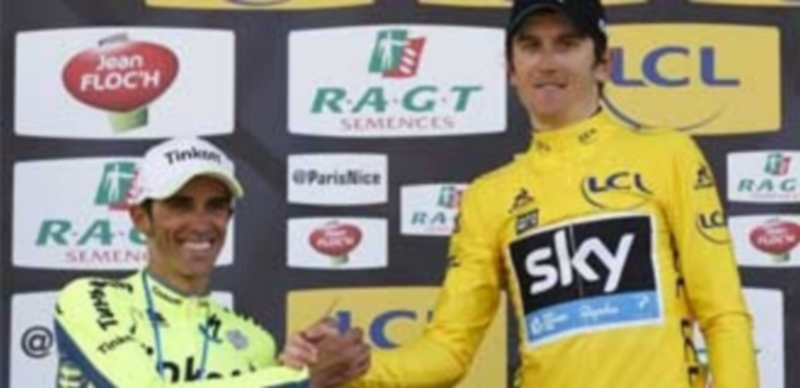 Alberto Contador (izq) felicita a Geraint Thomas