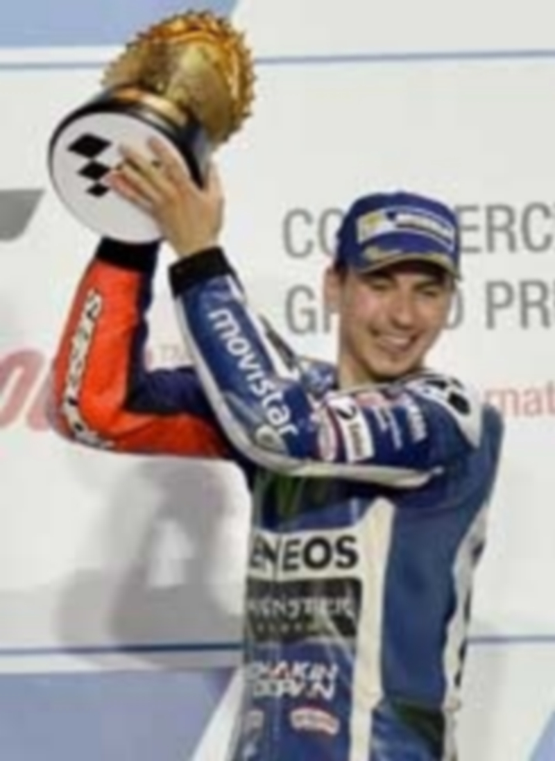 Jorge Lorenzo celebra en el podio su victoria en el Gran Premio de Catar. / EFE