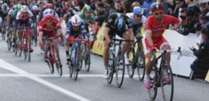 Nacer Bouhanni celebra su solvente victoria al sprint en la primera etapa de la Volta a Catalunya. / EFE