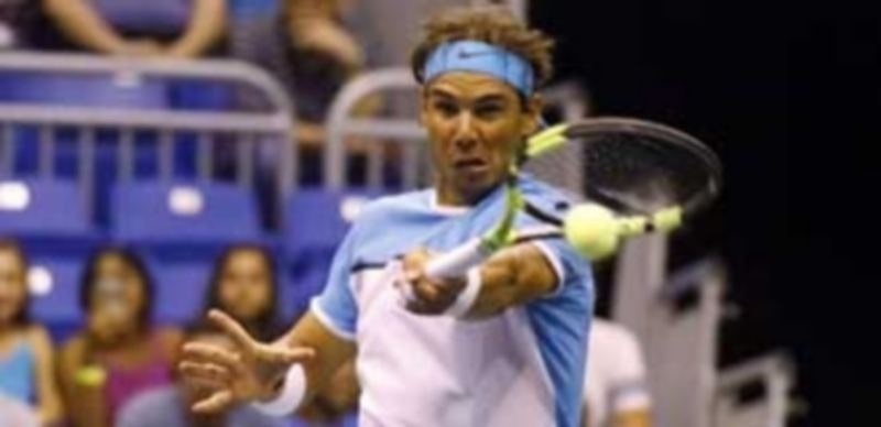 Nadal devuelve una bola durante un partido de exhibición en Puerto Rico. / EFE