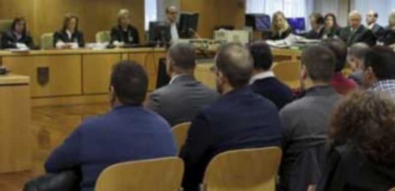 Banquillo de los acusados en una sesión del juicio. / Efe