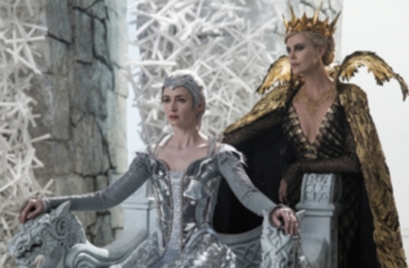 Las actrices Emily Blunt (i) y Charlize Theron dan vida a Freya y Ravena respectivamente. / E.P.