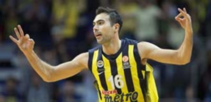 Sloukas celebra un triple durante el partido de ayer contra el Real Madrid. / EFE