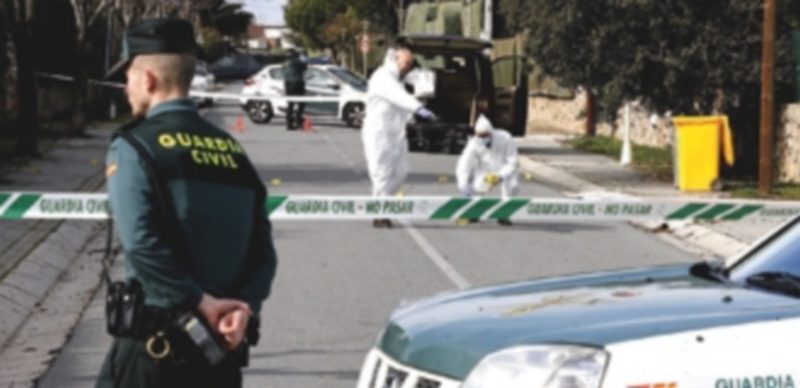 Agentes de la Guardia Civil en la urbanización donde se produjo la agresión a la mujer y a la hija de Paco González. / Efe