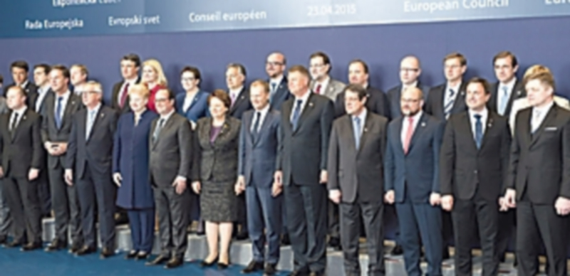 Los dirigentes europeos posan antes de comenzar la cumbre extraordinaria ante el drama de la inmigración por mar. / EFE