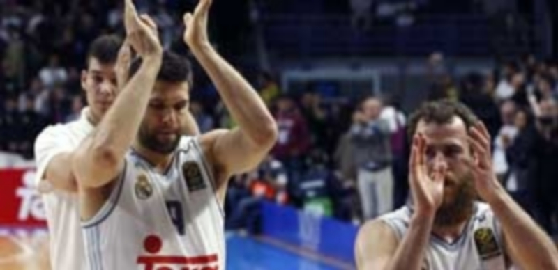 Felipe Reyes y Sergio Rodríguez aplauden a la afición blanca tras la derrota. / EFE