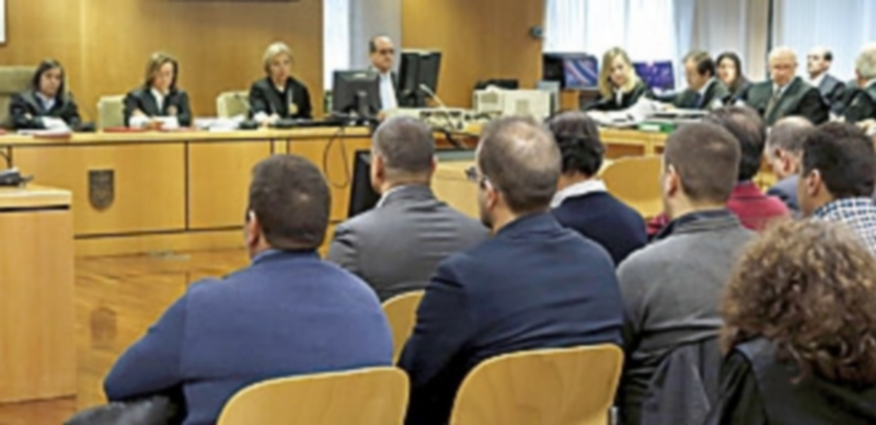 Banquillo de los acusados durante una sesión del juicio celebrado en la Audiencia Provincial de Madrid por la tragedia en la que murieron cinco jóvenes. / Efe
