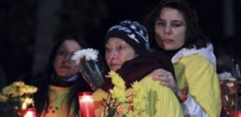 Familiares y amigos de las víctimas días después de la tragedia. / Efe