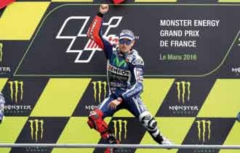 Lorenzo celebra en el podio la victoria que le asciende al liderato del Mundial. / EFE