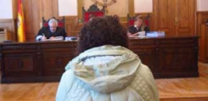 La mujer acusada durante el juicio en la Audiencia de Toledo. / E.P.