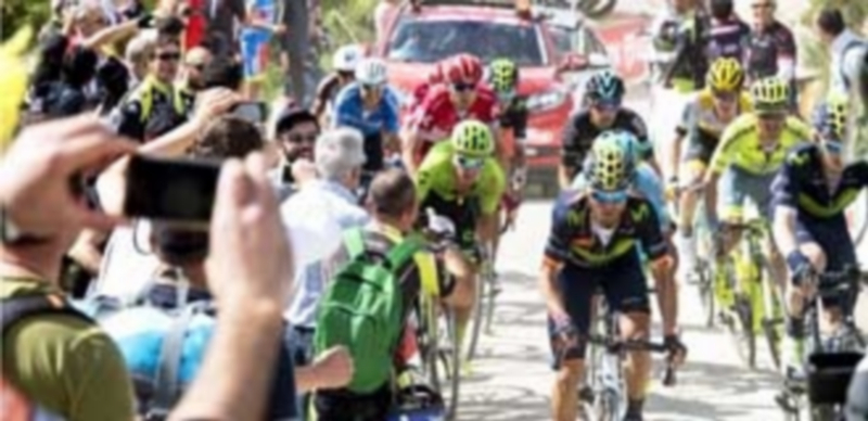 Valverde encabeza el grupo de favoritos en el sterrato de Alpe di Porti. / EFE