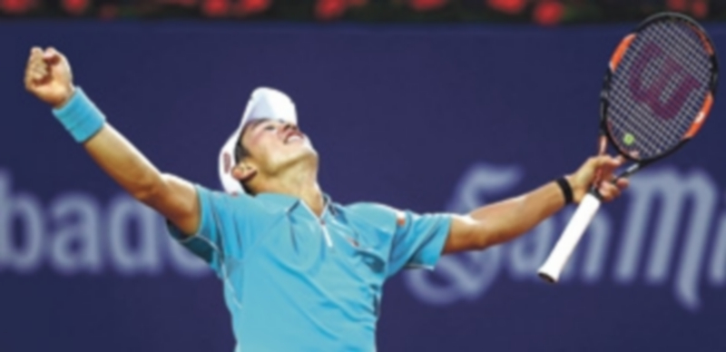 El tenista japonés Kei Nishikori celebra su victoria al finalizar el partido de la final del Trofeo Conde de Godó. / Efe