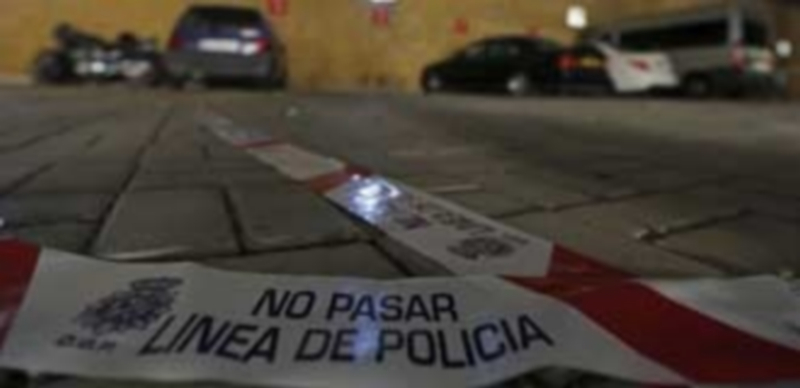 Aparcamiento de una nave abandonada junto al aeropuerto hispalense donde apareció el cadáver de la víctima. / Efe