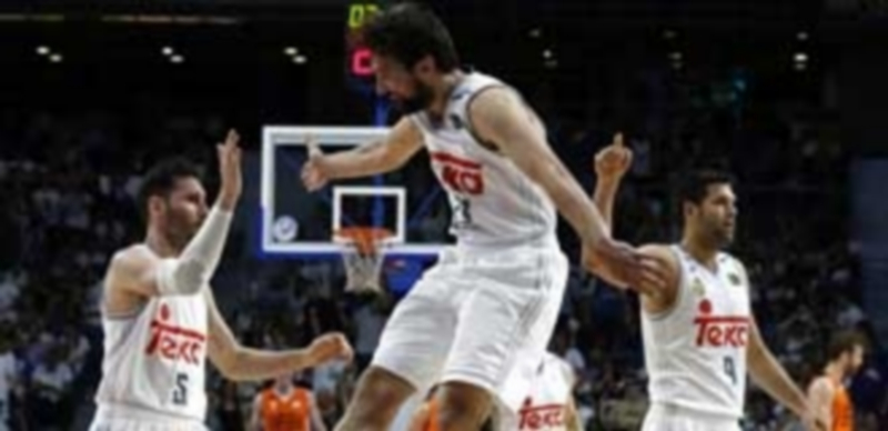 Rudy Fernández (izq) y Sergio Llull celebran una acción en el primer partido. / EFE