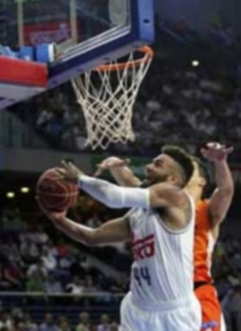 Jeffery Taylor busca la canasta durante el segundo partido de esta semifinal. / EFE