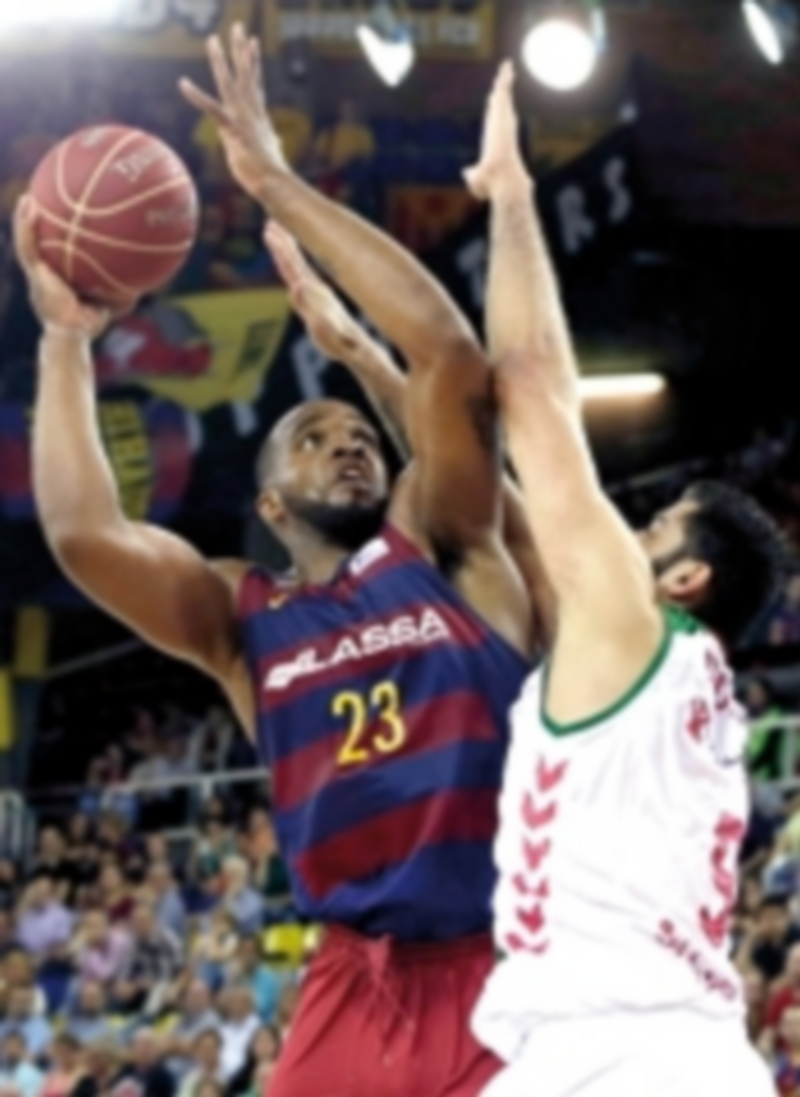 Samuels busca la canasta ante Bourousis