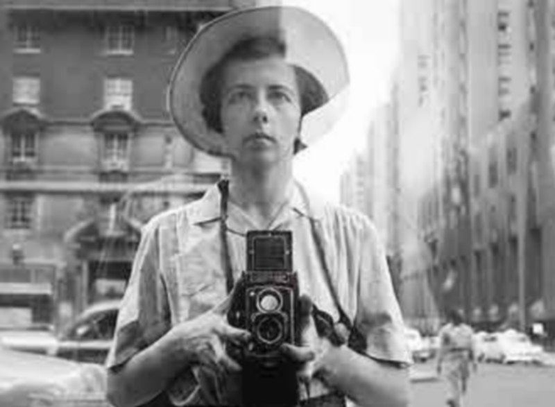 Vivian Maier, la niñera que hizo de la fotografía su altavoz 1 La fotógrafa Vivian Maier dedicó una parte de su producción a los autorretratos captados en espejos y cristales. / FC