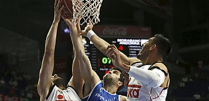 Felipe Reyes (izq) y Gustavo Ayón (der)