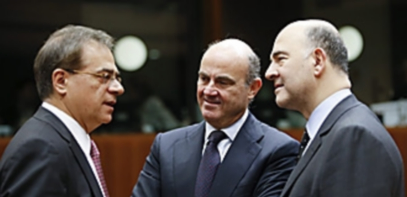 El ministro de Economía español (centro)